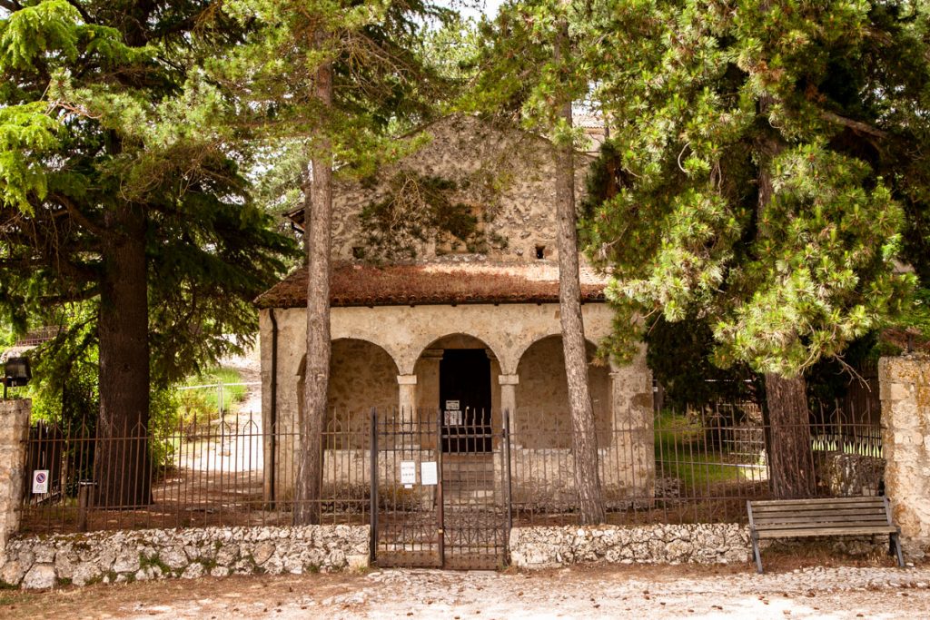 Facciata oratorio di San Pellegrino a Bominaco tra gli alberi
