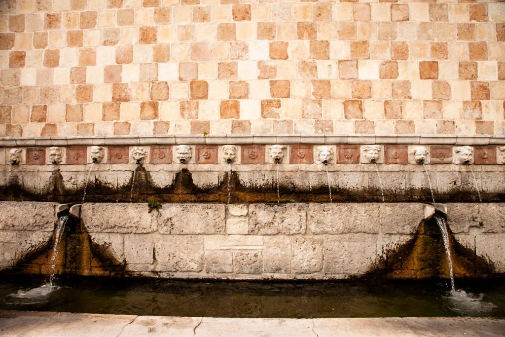 Fontana delle 99 cannelle dell'Aquila e le sue vasche