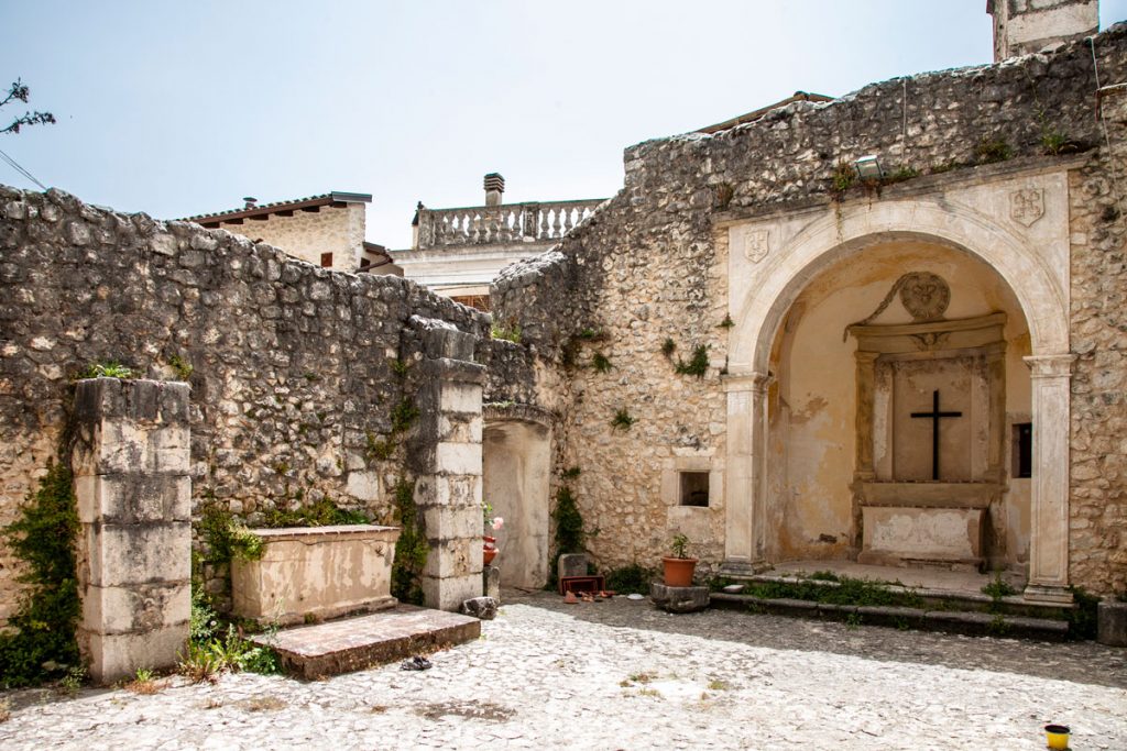 Il perimetro interno della chiesa di San Nicola a Fontecchio