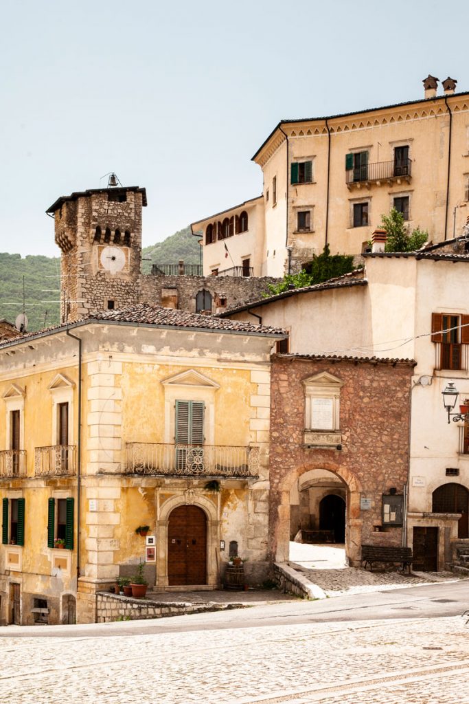 Ingresso al borgo abruzzese di Fontecchio