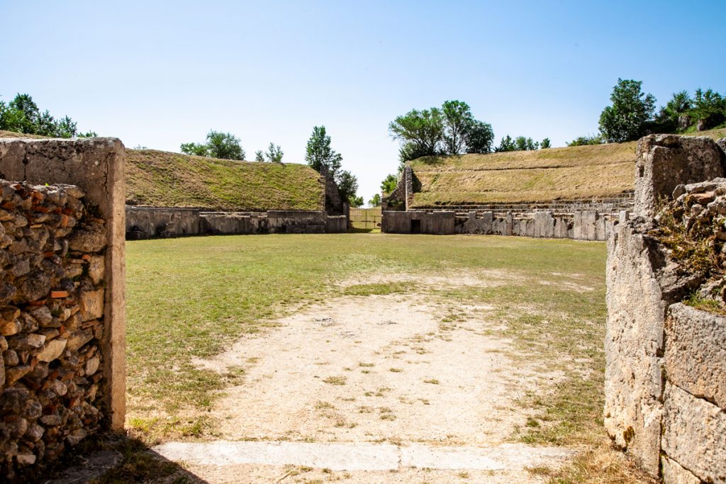 Ingresso all'anfiteatro romano di Alba Fucens - Resti Archeologici