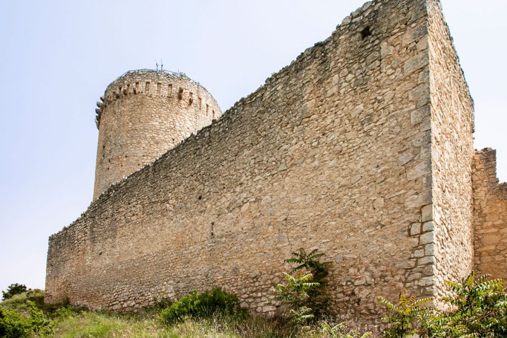 Mura e Torrione circolare del castello sul monte Buscito - Abruzzo