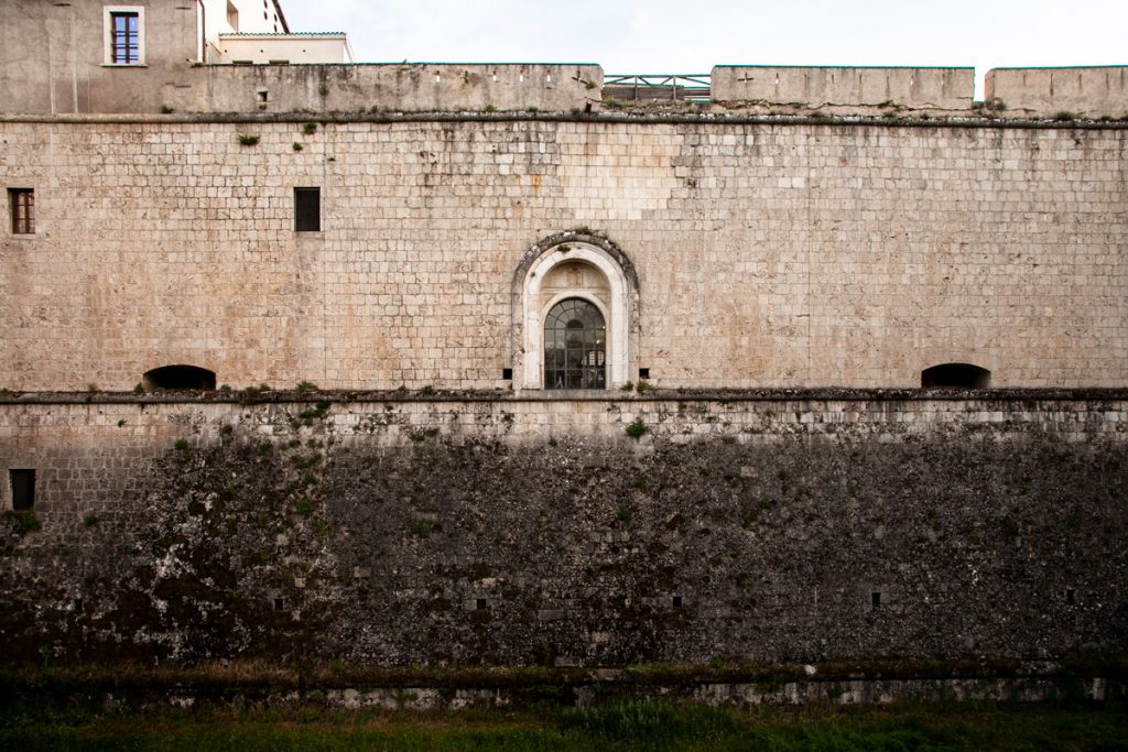Mura e cortina del forte spagnolo - l'Aquila