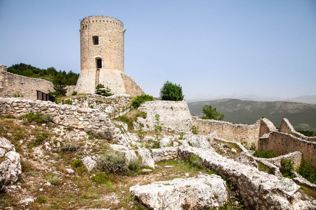 Mura torre e resti dentro al castello di Bominaco
