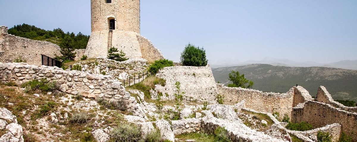 Mura torre e resti dentro al castello di Bominaco