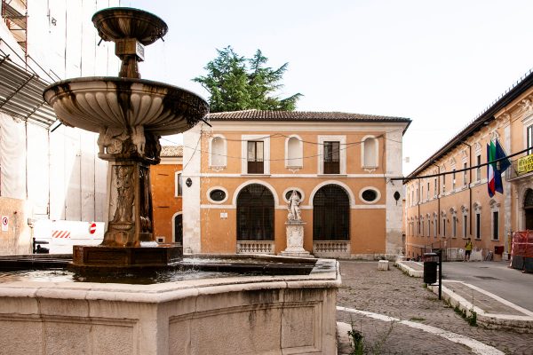 Piazza Santa Margherita e la sua fontana con palazzetto dei Nobili sullo sfondo - l'Aquila