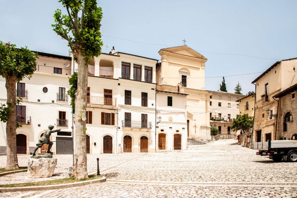 Piazza del Popolo con monumento ai caduti e chiesa - Fontecchio