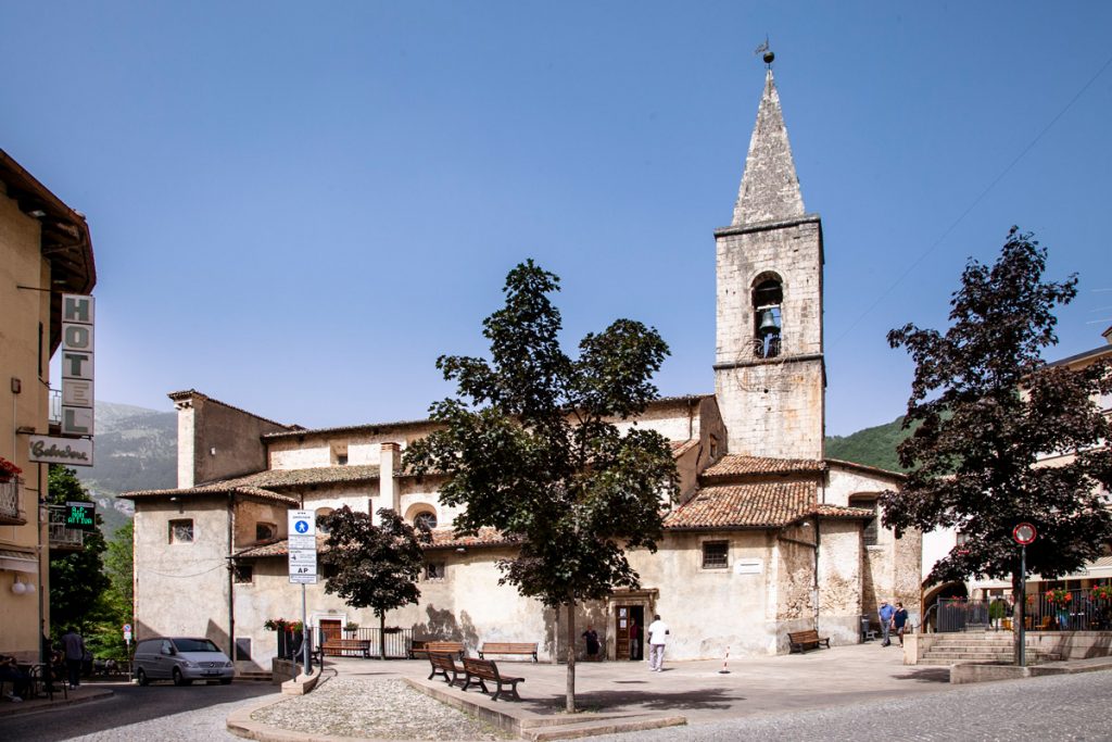 Piazza e chiesa con campanile di Santa Maria della Valle