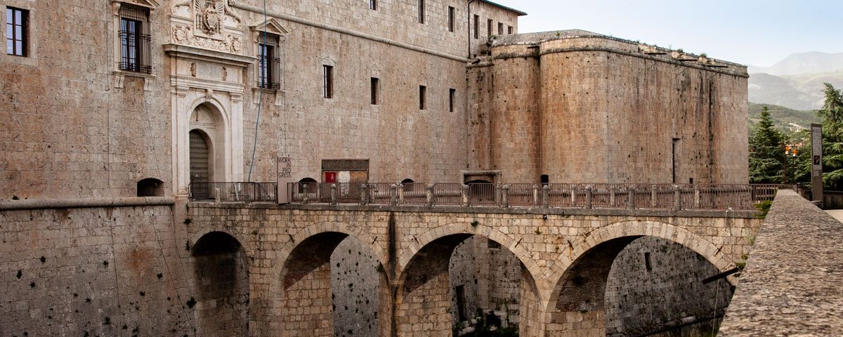Ponte sul fossato del forte spagnolo - Castello dell'Aquila