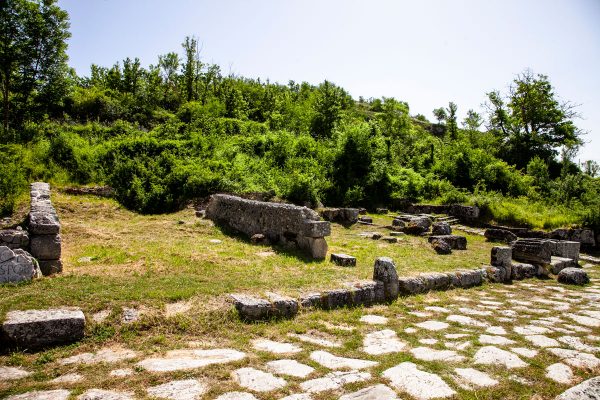 Resti archeologici del teatro di Alba Fucens