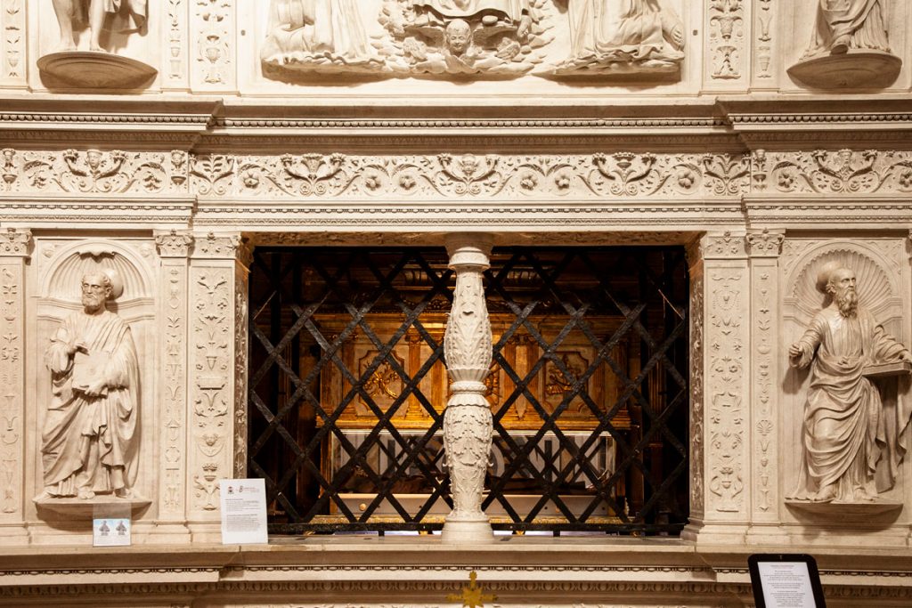 Spoglie di San Bernardino da Siena nel suo mausoleo a l'Aquila