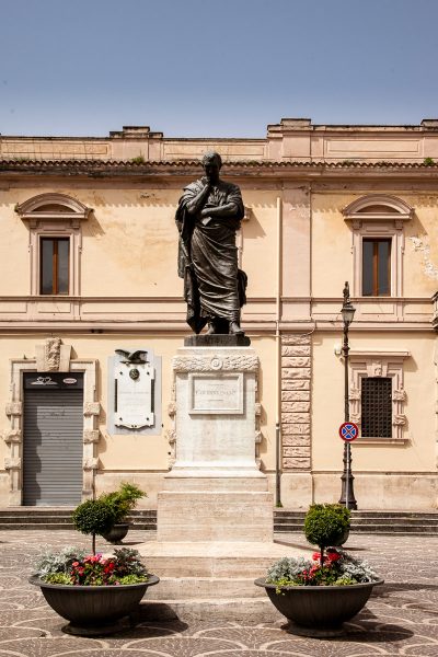 Statua di Ovidio in piazza XX settembre a Sulmona