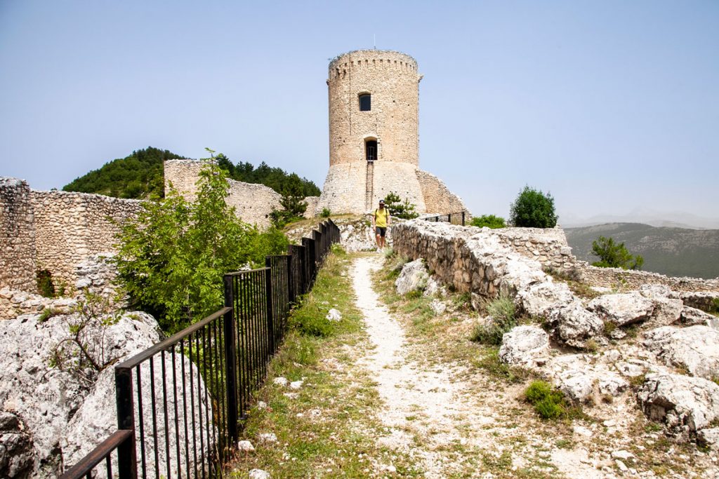 Visita dentro al castello di Bominaco
