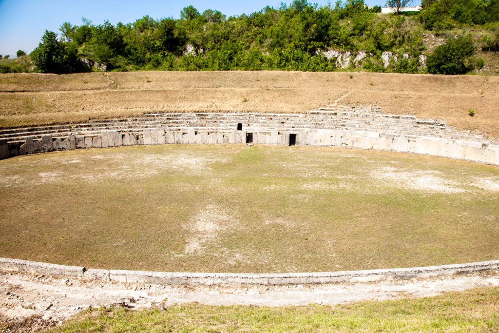 Vista sull'anfiteatro romano di Alba Fucens - Abruzzo