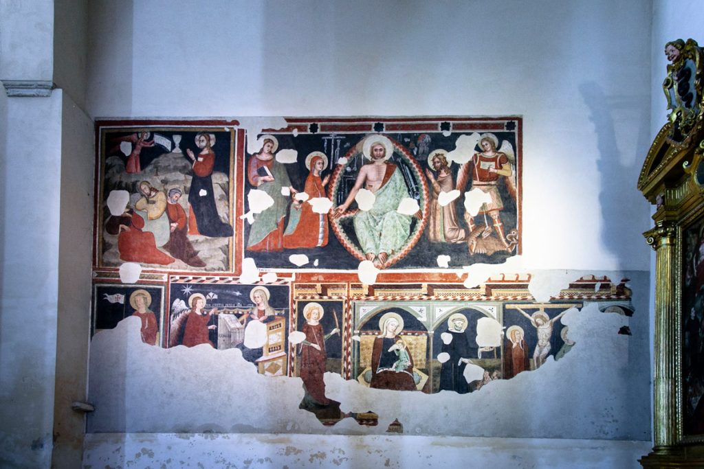 Affreschi sul muro laterale della cattedrale di Santa Maria Assunta