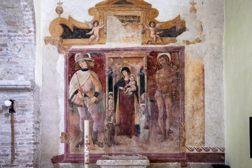 Affresco della Madonna col Bambino con i santi Rocco e Sebastiano