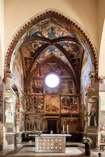 Altare e affreschi nell abside della cattedrale di Santa Maria Assunta
