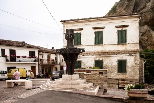 Arca della Pace in piazza a Roccascalegna - Opera postuma di Pietro De Laurentiis