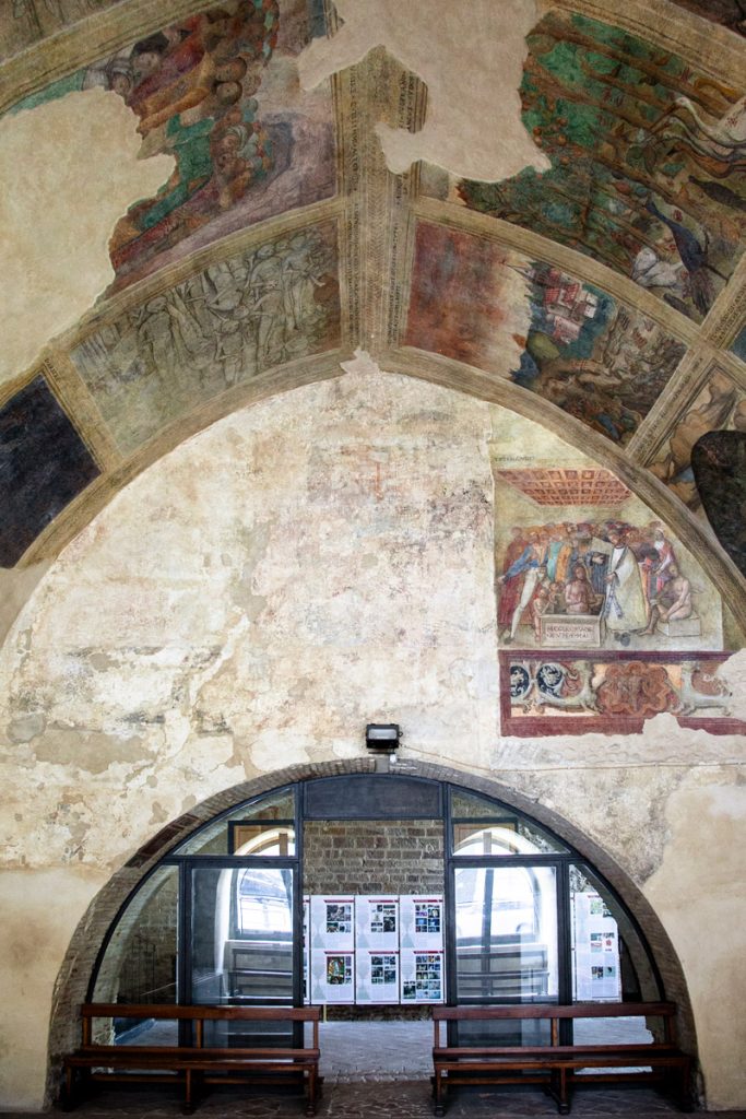 Arcata affrescata nella chiesa di San Legonziano dentro alla chiesa di San Francesco