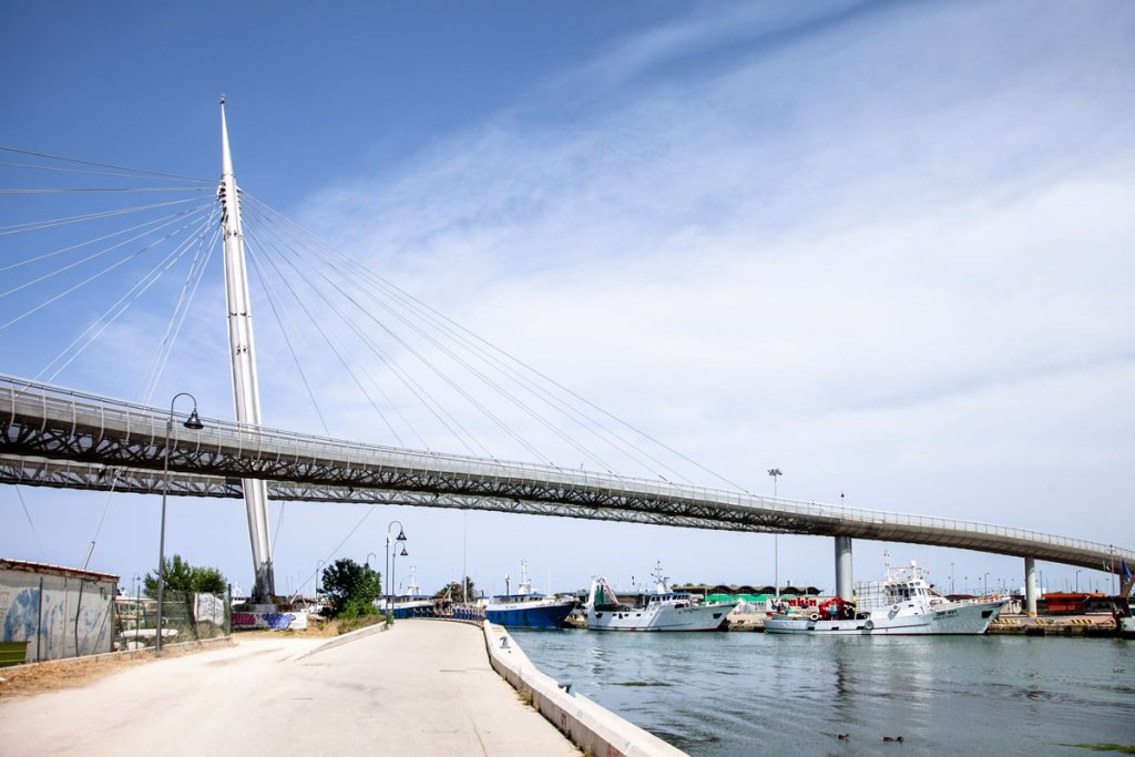 Attraversamente del fiume Pescara attraverso il ponte del Mare