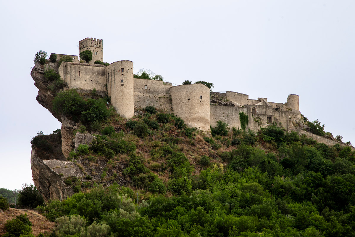 Castello di Roccascalegna costruito su di uno sperone di roccia - Cosa vedere in Abruzzo