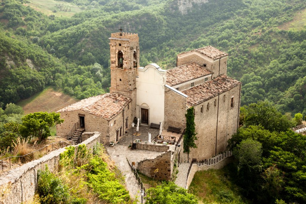 Chiesa di San Pietro a Roccascalegna e le sue aggiunte nel corso dei secoli