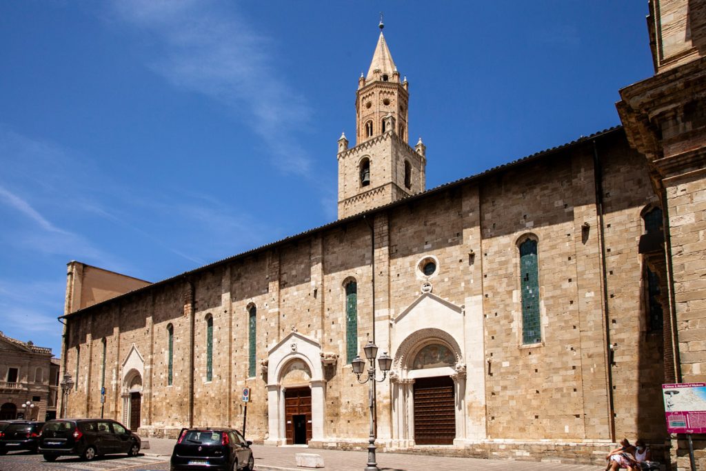 Fiancata della cattedrale di Santa Maria Assunta con ingressi laterali