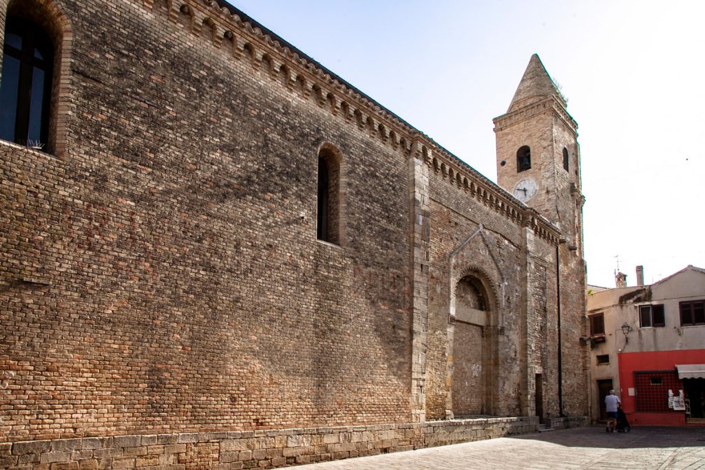 Fianco e campanile della chiesa di San Salvatore su Corso Umberto I - Silvi Alta