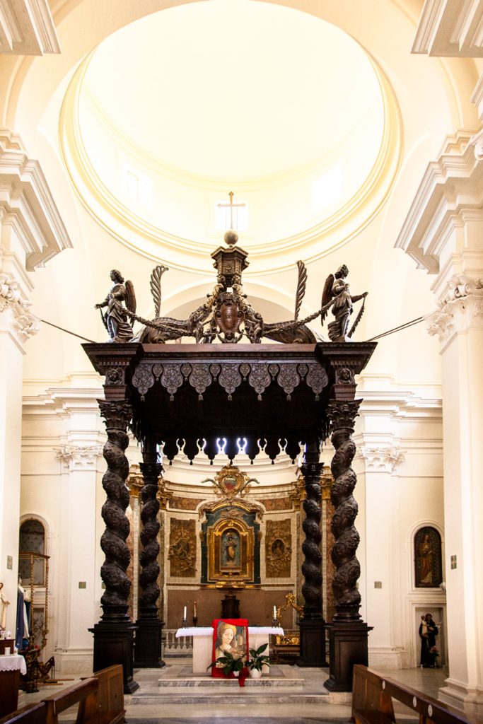 Interni della chiesa di Santa Reparata e baldacchino in legno del XVII secolo