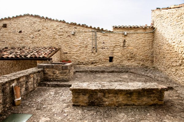 La cisterna per la raccolta di acqua nel castello di Roccascalegna