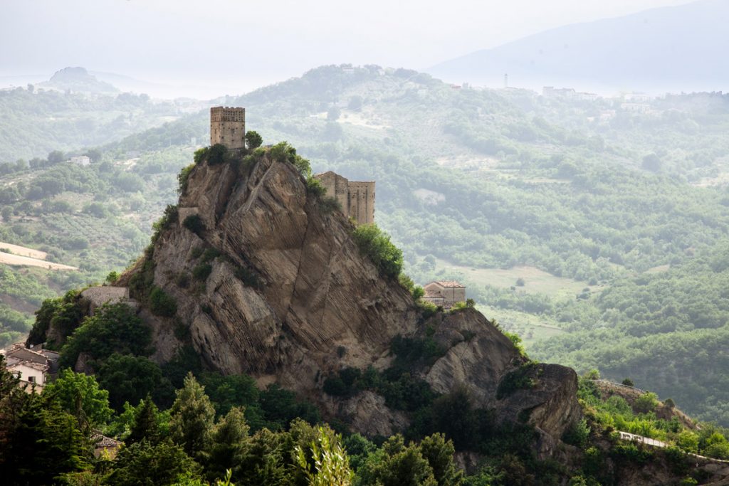 La roccia che si erge sulla valle con il castello abruzzese