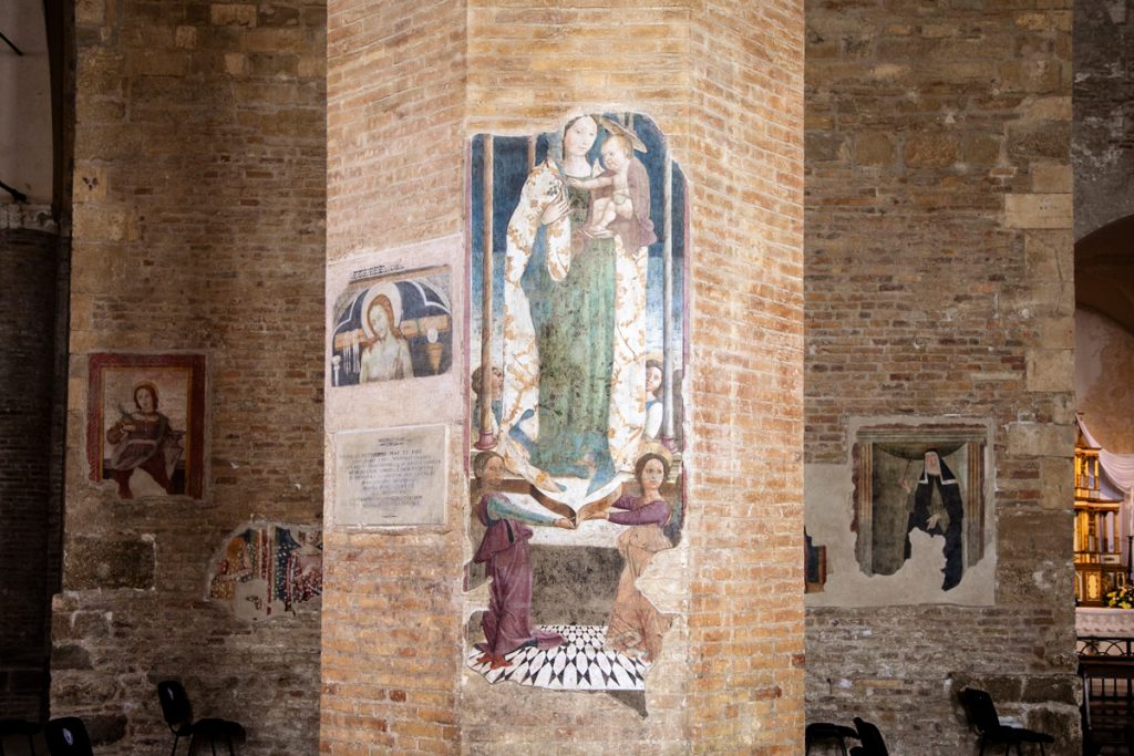 Madonna col Bambino - Affresco sulla colonna della cattedrale di Santa Maria Assunta