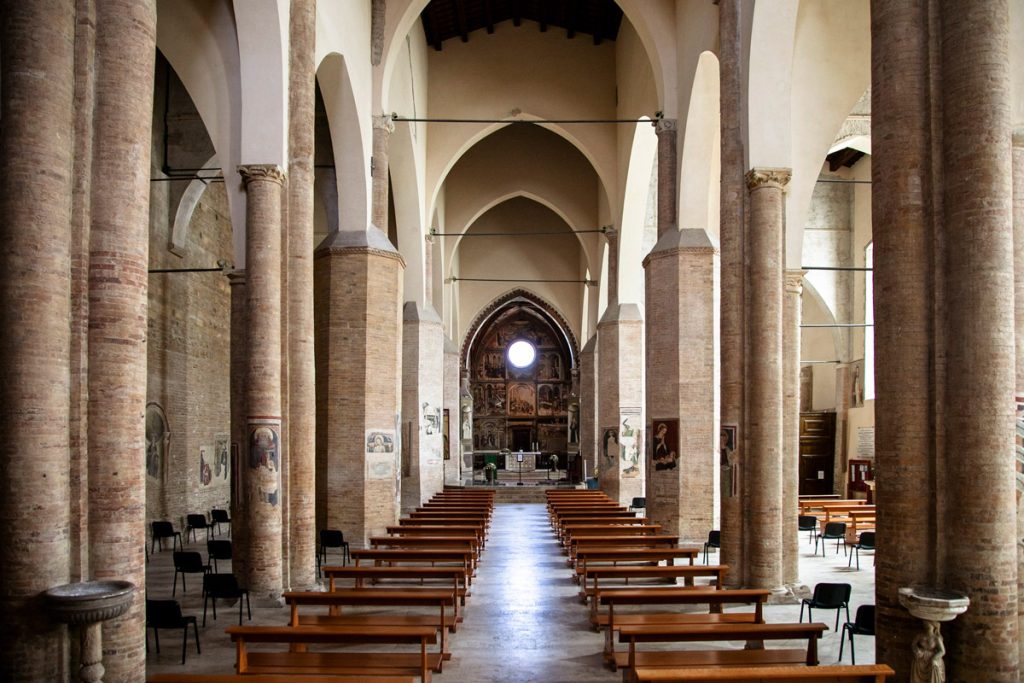 Navate interne della cattedrale di Santa Maria Assunta con affreschi sulle colonne
