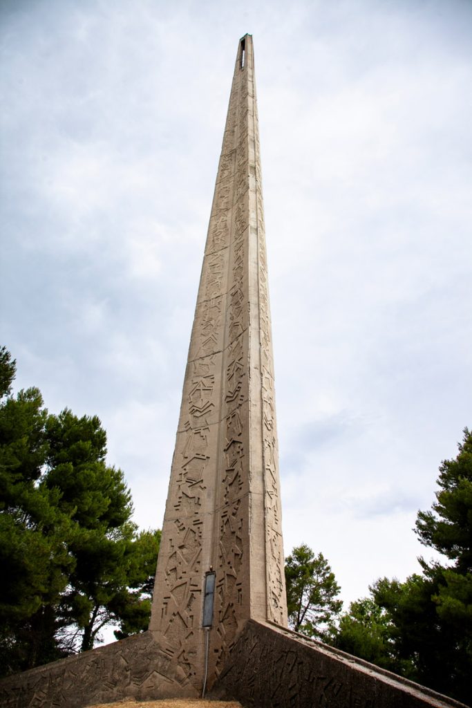 Obelisco in cemento armato del Teatro D'Annunzio