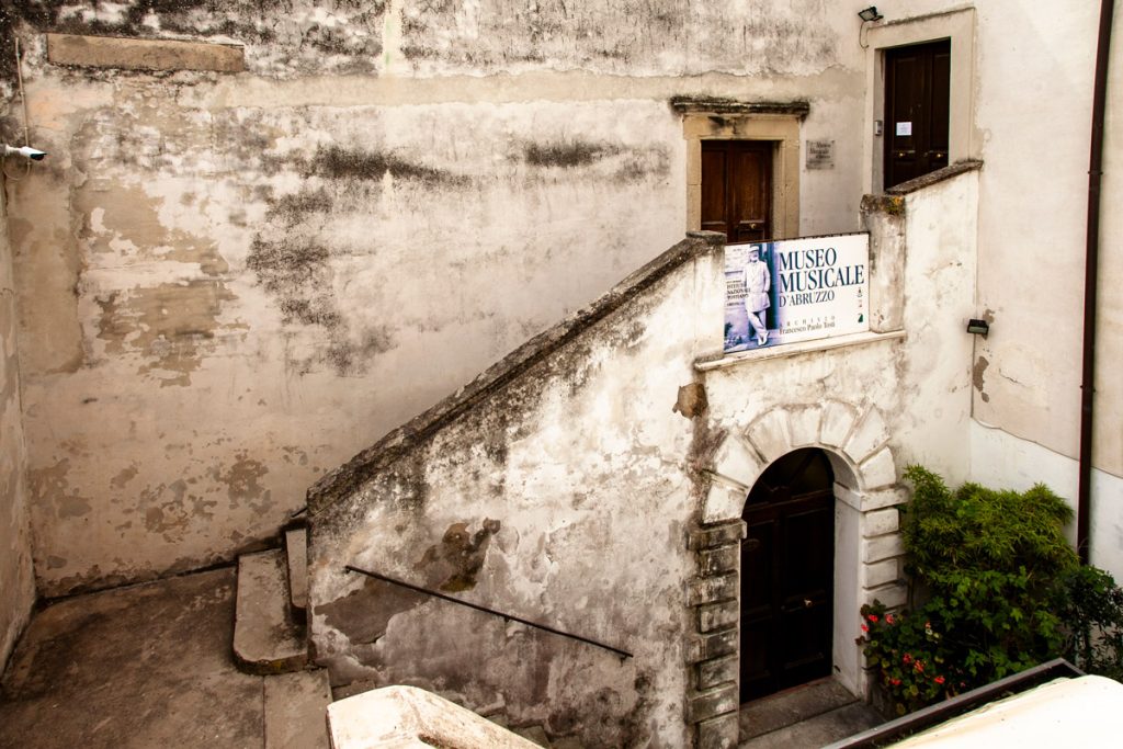 Palazzo Corvo e ingresso al museo musicale d'Abruzzo