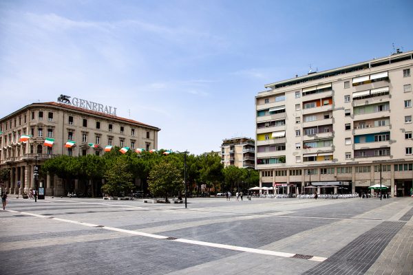 Piazza Salotto di Pescara con il palazzo Arlecchino e il palazzo Muzii