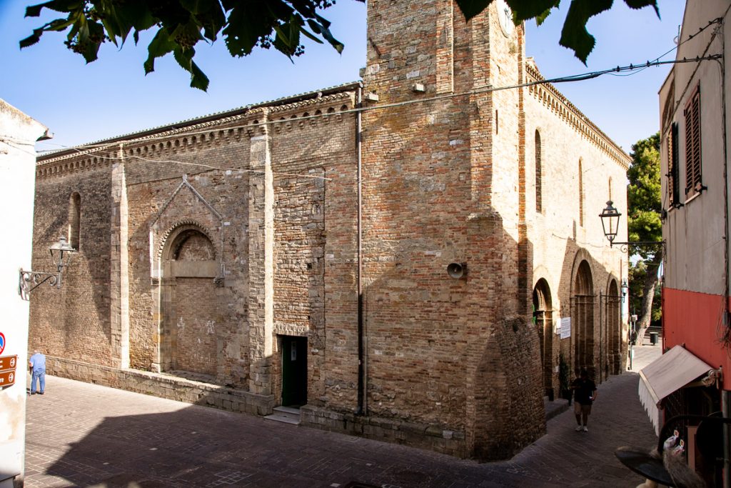 Portale laterale e facciata della chiesa di San Salvatore