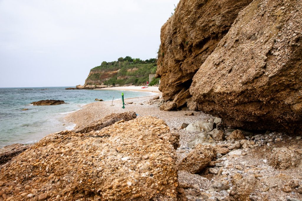 Rocce di pietra arenaria a strapiombo sulla spiaggia dei Ripari di Giobbe