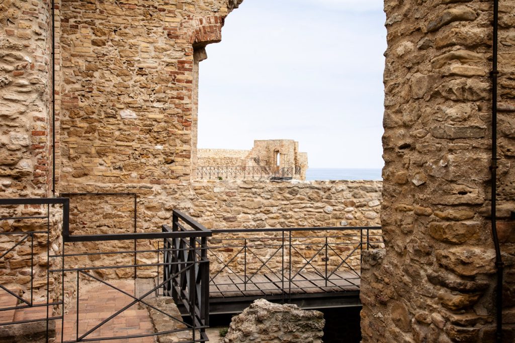 Scorcio interno del castello aragonese di Ortona