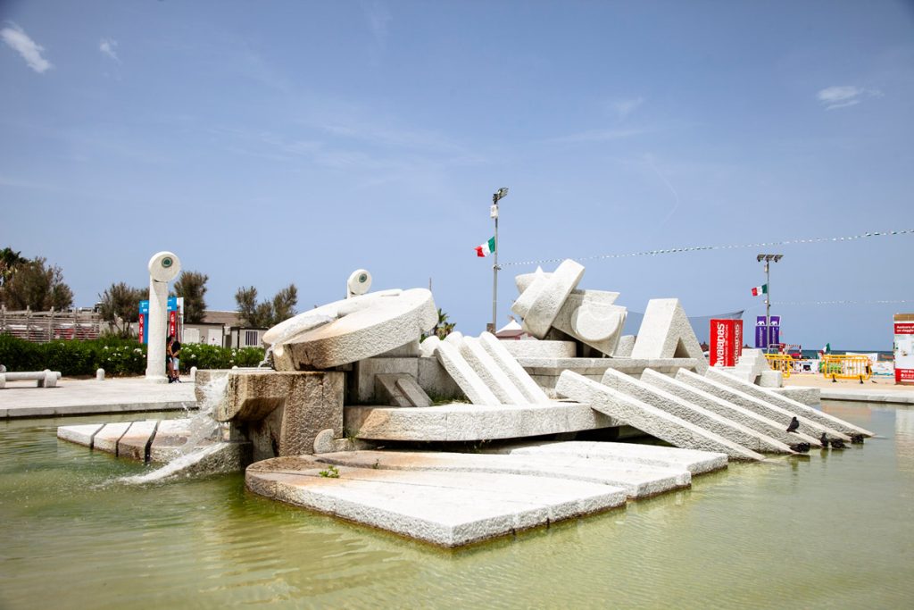Scultura della fontana la Nave di Cascella - Cosa vedere a Pescara