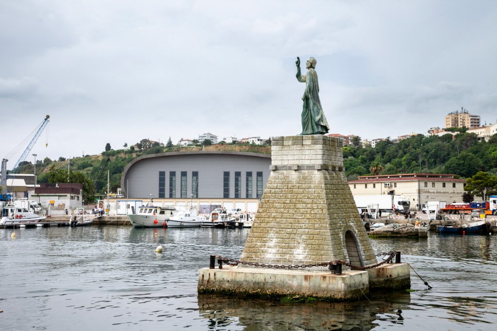 Statua del monumento a San Tommaso nel porto di Ortona