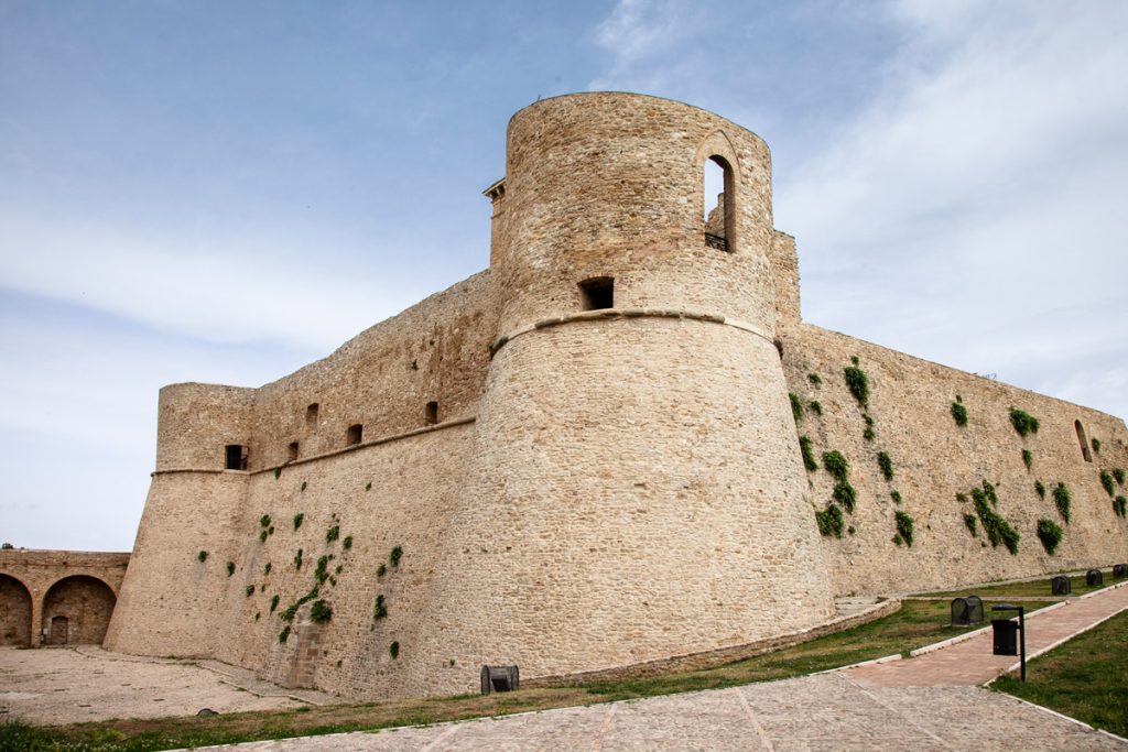 Torri angolari cilindriche nel castello aragonese