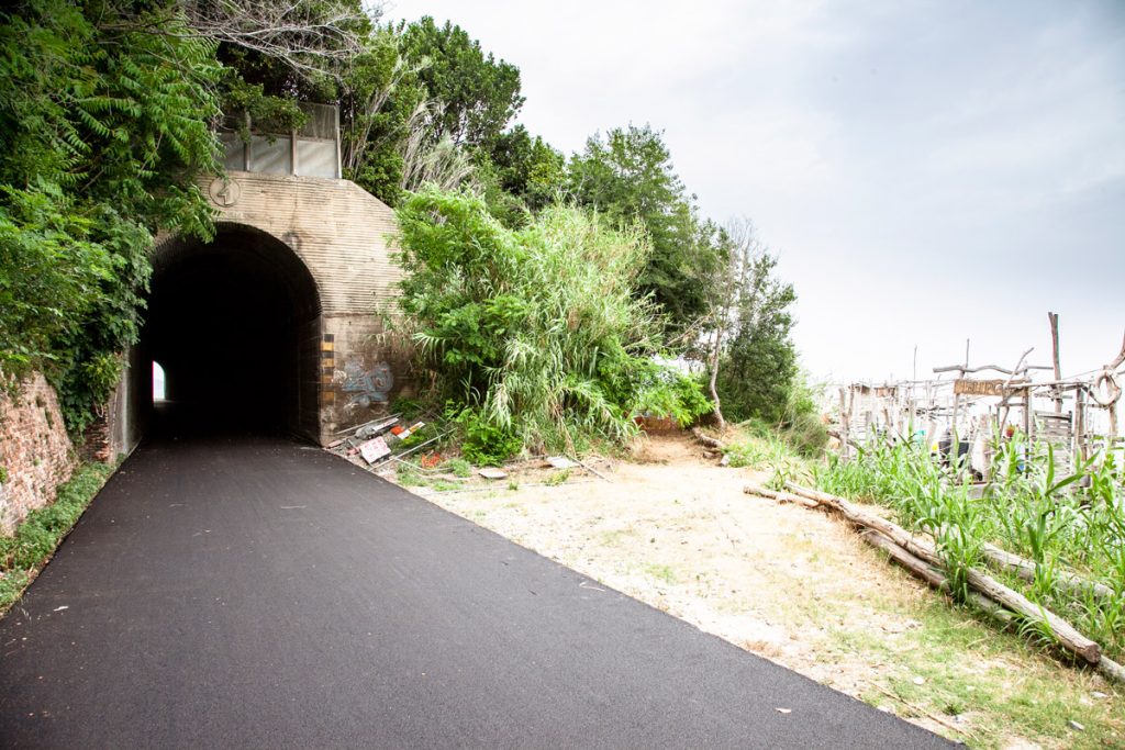 Via Verde e i passaggi nelle gallerie della vecchia ferrovia - Ciclismo sulla costa dei Trabocchi