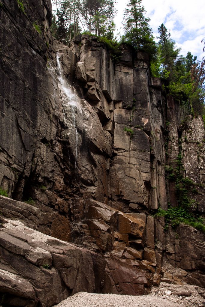 Cascate e roccia lungo la Gola del Bletterbach