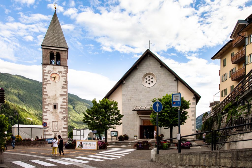 Facciata e campanile della chiesa di San Carlo Borromeo a Molveno