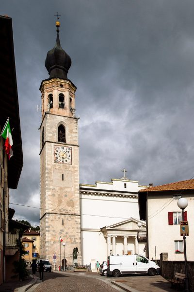 Facciata e campanile della chiesa parrocchiale di San Martino - Fondo