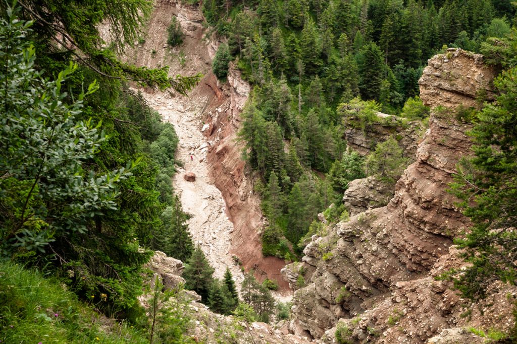 Gola del Bletterbach - Il sentiero a fondo valle visto da sopra