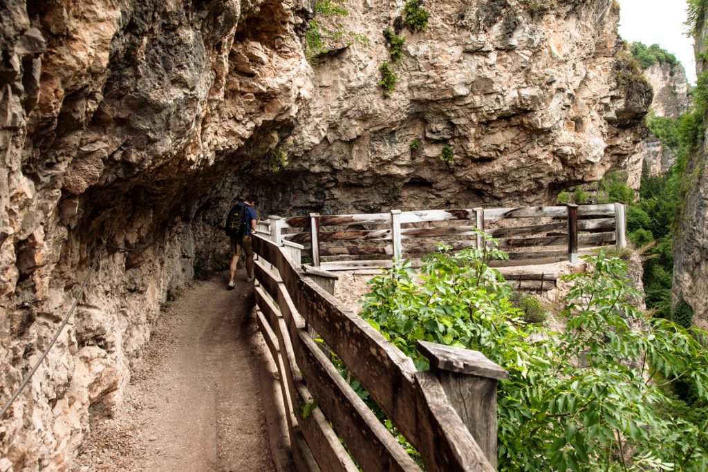 Massi bassi del sentiero nella roccia di Sanzeno