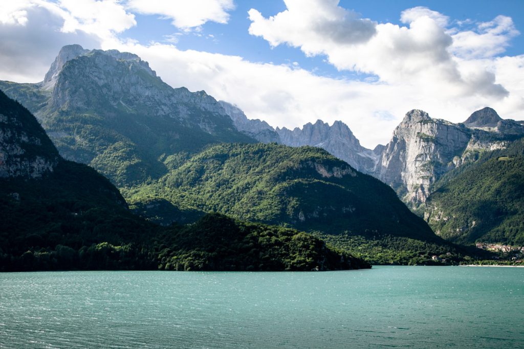 Monti del Brenta che circondano il lago