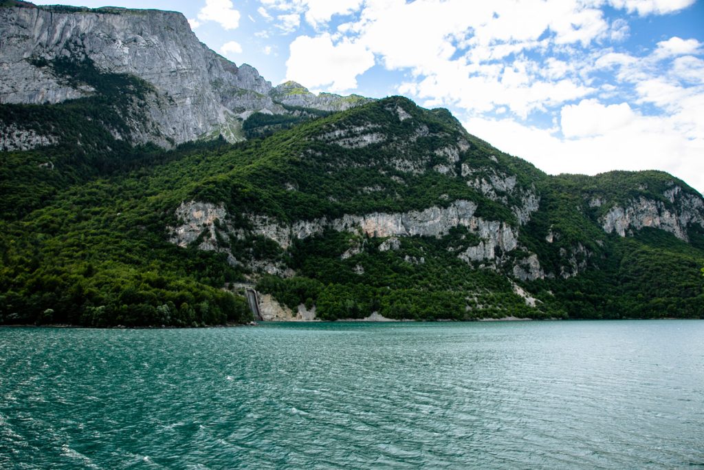 Monti intorno al lago con roccia e vegetazione